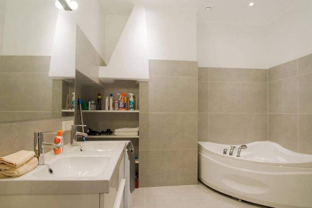 Modern & Spacious 80M2 Apartment In Riga Old Town Esterno foto